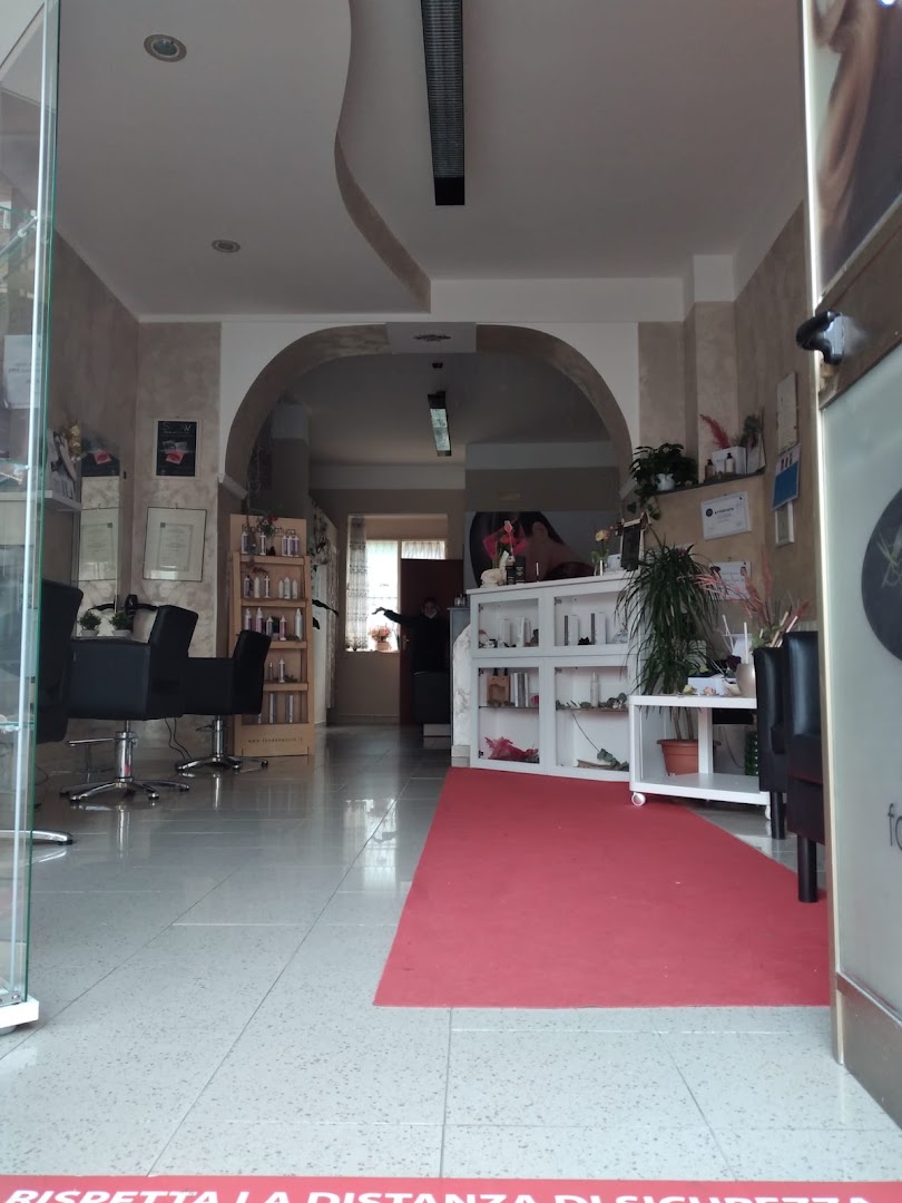 Sabrina HairStylist curatrice d'immagine centro benessere per capelli · Foto 8
