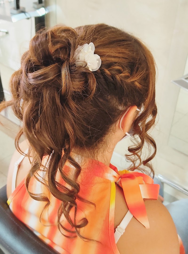 Sabrina HairStylist curatrice d'immagine centro benessere per capelli · Foto 9